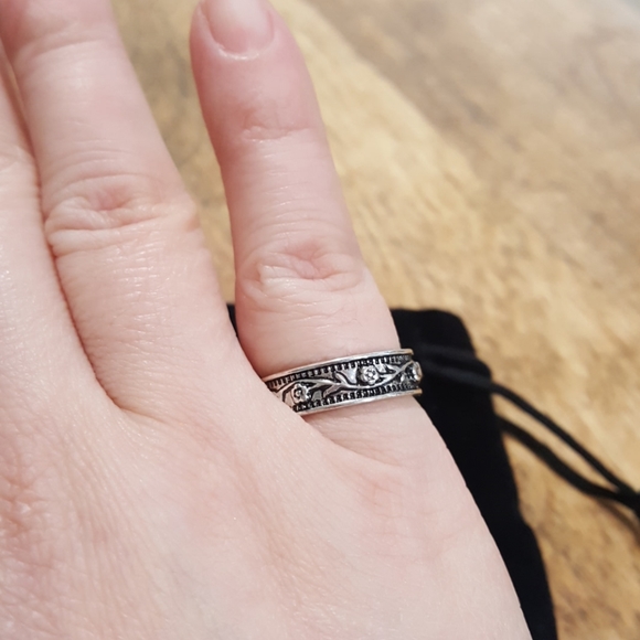 Engraved flower and vine silver ring with bag - Picture 5 of 5